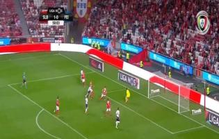 Le Sporting réclame un penalty lors du Benfica-Feirense